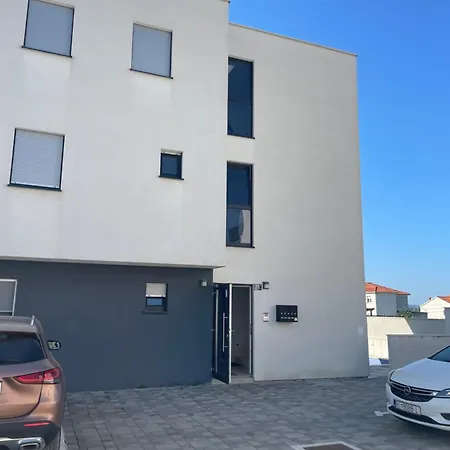 Sunny Day , Three Bedroom With Pool *