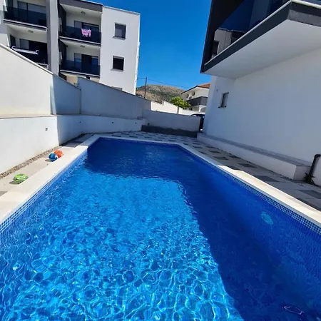 Sunny Day , Three Bedroom With Pool Apartmán *