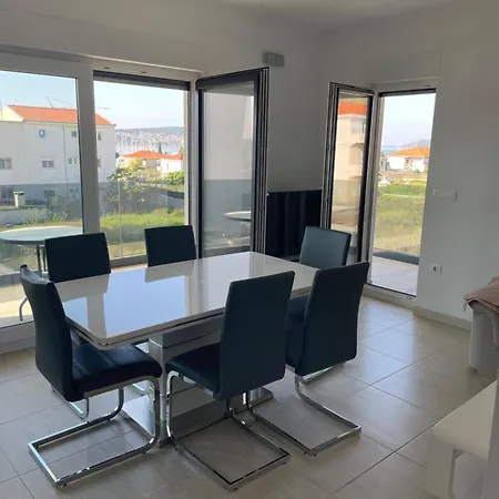 Sunny Day , Three Bedroom With Pool Apartmán *