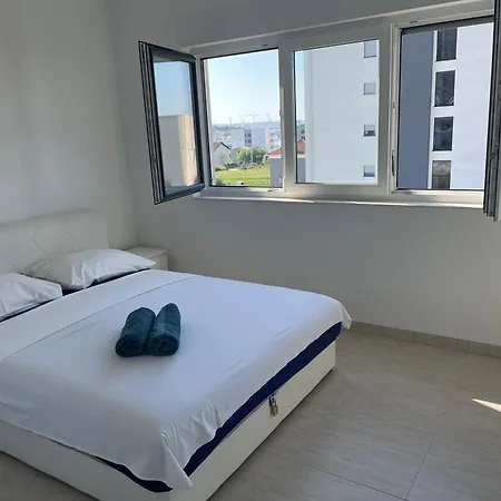 Sunny Day , Three Bedroom With Pool *