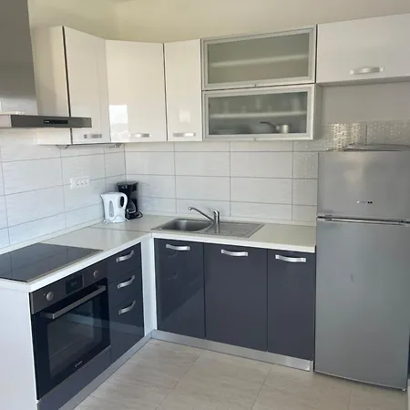 Sunny Day , Three Bedroom With Pool شقة *
